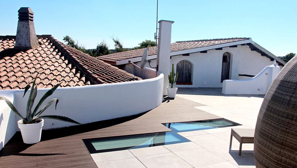begehbare Flachdachfenster auf einer Dachterrasse eines Ferienhauses auf Sardinien