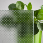 FloorDesign P – matt geätztes Strukturglas mit Punkten in der Rutschfestigkeitsklasse R11